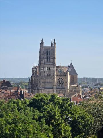 Sur la commune de Crégy-les-Meaux, découvrez ce charmant appartement T2/T3 de 55 m² au sol, situé au troisième et dernier étage sans ascenseur d’une petite copropriété, à seulement 10 minutes à pied de la gare de Meaux.

✨ Vous serez séduit par son grand séjour lumineux, offrant une agréable pièce de vie avec cuisine ouverte entièrement équipée : four, plaques de cuisson et hotte.

🛏️ Côté nuit, l’appartement dispose d’une grande chambre en mezzanine d’environ 14 m², offrant un bel espace et beaucoup de charme.

👶 Une troisième pièce plus petite complète le bien et peut parfaitement être aménagée en bureau ou en chambre d’enfant.

🌆 L’appartement bénéficie d’un caractère atypique et plein de charme, avec notamment une superbe vue dégagée sur la cathédrale de Meaux, sans aucun vis-à-vis.

📍 Gare, commerces et écoles à proximité.

🏢 La copropriété ne fait actuellement l’objet d’aucune procédure en cours.

❤️ Un bien coup de cœur, idéal pour un premier achat, un jeune couple ou un investissement locatif !