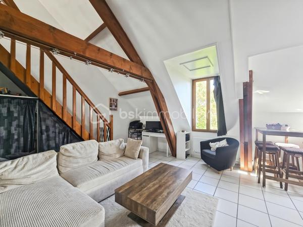 Sur la commune de Crégy-les-Meaux, découvrez ce charmant appartement T2/T3 de 55 m² au sol, situé au troisième et dernier étage sans ascenseur d’une petite copropriété, à seulement 10 minutes à pied de la gare de Meaux.

✨ Vous serez séduit par son grand séjour lumineux, offrant une agréable pièce de vie avec cuisine ouverte entièrement équipée : four, plaques de cuisson et hotte.

🛏️ Côté nuit, l’appartement dispose d’une grande chambre en mezzanine d’environ 14 m², offrant un bel espace et beaucoup de charme.

👶 Une troisième pièce plus petite complète le bien et peut parfaitement être aménagée en bureau ou en chambre d’enfant.

🌆 L’appartement bénéficie d’un caractère atypique et plein de charme, avec notamment une superbe vue dégagée sur la cathédrale de Meaux, sans aucun vis-à-vis.

📍 Gare, commerces et écoles à proximité.

🏢 La copropriété ne fait actuellement l’objet d’aucune procédure en cours.

❤️ Un bien coup de cœur, idéal pour un premier achat, un jeune couple ou un investissement locatif !
