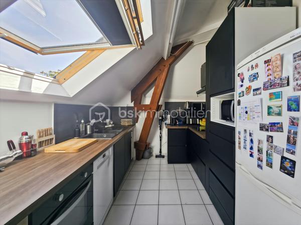 Sur la commune de Crégy-les-Meaux, découvrez ce charmant appartement T2/T3 de 55 m² au sol, situé au troisième et dernier étage sans ascenseur d’une petite copropriété, à seulement 10 minutes à pied de la gare de Meaux.

✨ Vous serez séduit par son grand séjour lumineux, offrant une agréable pièce de vie avec cuisine ouverte entièrement équipée : four, plaques de cuisson et hotte.

🛏️ Côté nuit, l’appartement dispose d’une grande chambre en mezzanine d’environ 14 m², offrant un bel espace et beaucoup de charme.

👶 Une troisième pièce plus petite complète le bien et peut parfaitement être aménagée en bureau ou en chambre d’enfant.

🌆 L’appartement bénéficie d’un caractère atypique et plein de charme, avec notamment une superbe vue dégagée sur la cathédrale de Meaux, sans aucun vis-à-vis.

📍 Gare, commerces et écoles à proximité.

🏢 La copropriété ne fait actuellement l’objet d’aucune procédure en cours.

❤️ Un bien coup de cœur, idéal pour un premier achat, un jeune couple ou un investissement locatif !