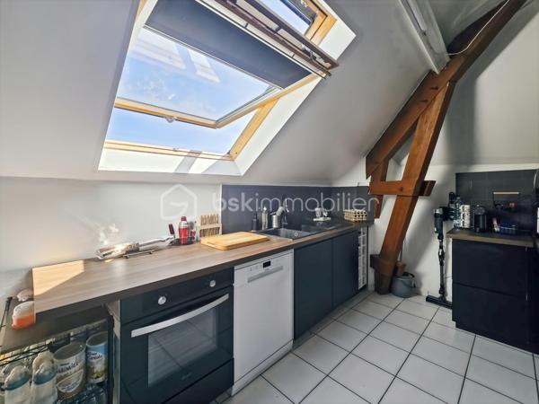 Sur la commune de Crégy-les-Meaux, découvrez ce charmant appartement T2/T3 de 55 m² au sol, situé au troisième et dernier étage sans ascenseur d’une petite copropriété, à seulement 10 minutes à pied de la gare de Meaux.

✨ Vous serez séduit par son grand séjour lumineux, offrant une agréable pièce de vie avec cuisine ouverte entièrement équipée : four, plaques de cuisson et hotte.

🛏️ Côté nuit, l’appartement dispose d’une grande chambre en mezzanine d’environ 14 m², offrant un bel espace et beaucoup de charme.

👶 Une troisième pièce plus petite complète le bien et peut parfaitement être aménagée en bureau ou en chambre d’enfant.

🌆 L’appartement bénéficie d’un caractère atypique et plein de charme, avec notamment une superbe vue dégagée sur la cathédrale de Meaux, sans aucun vis-à-vis.

📍 Gare, commerces et écoles à proximité.

🏢 La copropriété ne fait actuellement l’objet d’aucune procédure en cours.

❤️ Un bien coup de cœur, idéal pour un premier achat, un jeune couple ou un investissement locatif !
