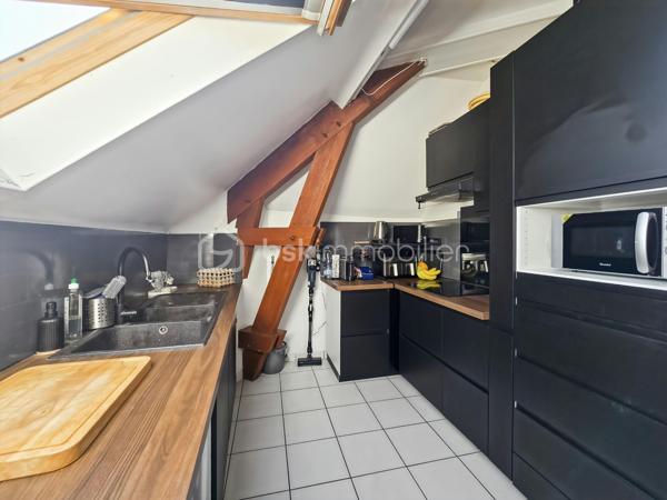 Sur la commune de Crégy-les-Meaux, découvrez ce charmant appartement T2/T3 de 55 m² au sol, situé au troisième et dernier étage sans ascenseur d’une petite copropriété, à seulement 10 minutes à pied de la gare de Meaux.

✨ Vous serez séduit par son grand séjour lumineux, offrant une agréable pièce de vie avec cuisine ouverte entièrement équipée : four, plaques de cuisson et hotte.

🛏️ Côté nuit, l’appartement dispose d’une grande chambre en mezzanine d’environ 14 m², offrant un bel espace et beaucoup de charme.

👶 Une troisième pièce plus petite complète le bien et peut parfaitement être aménagée en bureau ou en chambre d’enfant.

🌆 L’appartement bénéficie d’un caractère atypique et plein de charme, avec notamment une superbe vue dégagée sur la cathédrale de Meaux, sans aucun vis-à-vis.

📍 Gare, commerces et écoles à proximité.

🏢 La copropriété ne fait actuellement l’objet d’aucune procédure en cours.

❤️ Un bien coup de cœur, idéal pour un premier achat, un jeune couple ou un investissement locatif !