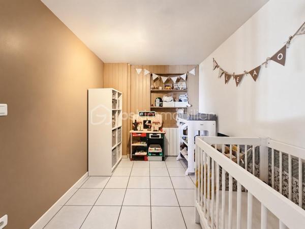 Sur la commune de Crégy-les-Meaux, découvrez ce charmant appartement T2/T3 de 55 m² au sol, situé au troisième et dernier étage sans ascenseur d’une petite copropriété, à seulement 10 minutes à pied de la gare de Meaux.

✨ Vous serez séduit par son grand séjour lumineux, offrant une agréable pièce de vie avec cuisine ouverte entièrement équipée : four, plaques de cuisson et hotte.

🛏️ Côté nuit, l’appartement dispose d’une grande chambre en mezzanine d’environ 14 m², offrant un bel espace et beaucoup de charme.

👶 Une troisième pièce plus petite complète le bien et peut parfaitement être aménagée en bureau ou en chambre d’enfant.

🌆 L’appartement bénéficie d’un caractère atypique et plein de charme, avec notamment une superbe vue dégagée sur la cathédrale de Meaux, sans aucun vis-à-vis.

📍 Gare, commerces et écoles à proximité.

🏢 La copropriété ne fait actuellement l’objet d’aucune procédure en cours.

❤️ Un bien coup de cœur, idéal pour un premier achat, un jeune couple ou un investissement locatif !