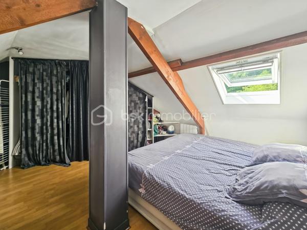 Sur la commune de Crégy-les-Meaux, découvrez ce charmant appartement T2/T3 de 55 m² au sol, situé au troisième et dernier étage sans ascenseur d’une petite copropriété, à seulement 10 minutes à pied de la gare de Meaux.

✨ Vous serez séduit par son grand séjour lumineux, offrant une agréable pièce de vie avec cuisine ouverte entièrement équipée : four, plaques de cuisson et hotte.

🛏️ Côté nuit, l’appartement dispose d’une grande chambre en mezzanine d’environ 14 m², offrant un bel espace et beaucoup de charme.

👶 Une troisième pièce plus petite complète le bien et peut parfaitement être aménagée en bureau ou en chambre d’enfant.

🌆 L’appartement bénéficie d’un caractère atypique et plein de charme, avec notamment une superbe vue dégagée sur la cathédrale de Meaux, sans aucun vis-à-vis.

📍 Gare, commerces et écoles à proximité.

🏢 La copropriété ne fait actuellement l’objet d’aucune procédure en cours.

❤️ Un bien coup de cœur, idéal pour un premier achat, un jeune couple ou un investissement locatif !