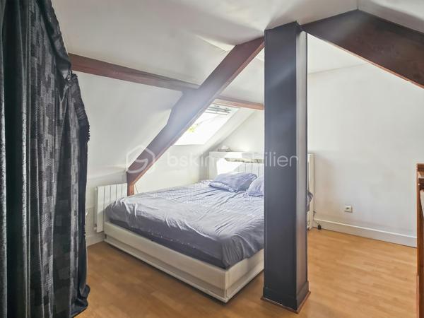 Sur la commune de Crégy-les-Meaux, découvrez ce charmant appartement T2/T3 de 55 m² au sol, situé au troisième et dernier étage sans ascenseur d’une petite copropriété, à seulement 10 minutes à pied de la gare de Meaux.

✨ Vous serez séduit par son grand séjour lumineux, offrant une agréable pièce de vie avec cuisine ouverte entièrement équipée : four, plaques de cuisson et hotte.

🛏️ Côté nuit, l’appartement dispose d’une grande chambre en mezzanine d’environ 14 m², offrant un bel espace et beaucoup de charme.

👶 Une troisième pièce plus petite complète le bien et peut parfaitement être aménagée en bureau ou en chambre d’enfant.

🌆 L’appartement bénéficie d’un caractère atypique et plein de charme, avec notamment une superbe vue dégagée sur la cathédrale de Meaux, sans aucun vis-à-vis.

📍 Gare, commerces et écoles à proximité.

🏢 La copropriété ne fait actuellement l’objet d’aucune procédure en cours.

❤️ Un bien coup de cœur, idéal pour un premier achat, un jeune couple ou un investissement locatif !