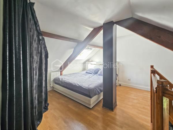 Sur la commune de Crégy-les-Meaux, découvrez ce charmant appartement T2/T3 de 55 m² au sol, situé au troisième et dernier étage sans ascenseur d’une petite copropriété, à seulement 10 minutes à pied de la gare de Meaux.

✨ Vous serez séduit par son grand séjour lumineux, offrant une agréable pièce de vie avec cuisine ouverte entièrement équipée : four, plaques de cuisson et hotte.

🛏️ Côté nuit, l’appartement dispose d’une grande chambre en mezzanine d’environ 14 m², offrant un bel espace et beaucoup de charme.

👶 Une troisième pièce plus petite complète le bien et peut parfaitement être aménagée en bureau ou en chambre d’enfant.

🌆 L’appartement bénéficie d’un caractère atypique et plein de charme, avec notamment une superbe vue dégagée sur la cathédrale de Meaux, sans aucun vis-à-vis.

📍 Gare, commerces et écoles à proximité.

🏢 La copropriété ne fait actuellement l’objet d’aucune procédure en cours.

❤️ Un bien coup de cœur, idéal pour un premier achat, un jeune couple ou un investissement locatif !
