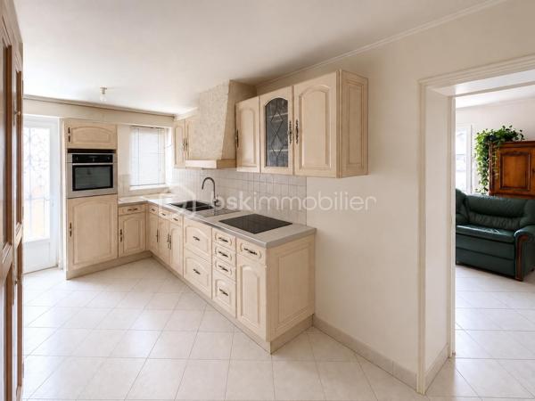 À Nangis centre-ville proche gare ( direction Paris-Est à 45 min) , découvrez cette bâtisse  pleine de charme spéciale investisseur!!! avec rafraîchissement  .  Cette grande maison est divisé en plusieurs logent dont  1 type 4 de 76 M2 , 1 type 3 de 62 M2  et  3 type studio de 19 M2 , 24 M2 , 22 M2 . Un compteur sera à installer dans chaque logement .  Le véritable coup de cœur  pour investir dans l'immobilier ? . Cette maison, c'est l'équilibre parfait entre confort, fonctionnalité et cadre de vie. Et si c'était à Nangis que vous écriviez le prochain chapitre de votre histoire ?