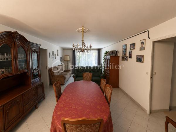 À Nangis centre-ville proche gare ( direction Paris-Est à 45 min) , découvrez cette bâtisse  pleine de charme spéciale investisseur!!! avec rafraîchissement  .  Cette grande maison est divisé en plusieurs logent dont  1 type 4 de 76 M2 , 1 type 3 de 62 M2  et  3 type studio de 19 M2 , 24 M2 , 22 M2 . Un compteur sera à installer dans chaque logement .  Le véritable coup de cœur  pour investir dans l'immobilier ? . Cette maison, c'est l'équilibre parfait entre confort, fonctionnalité et cadre de vie. Et si c'était à Nangis que vous écriviez le prochain chapitre de votre histoire ?