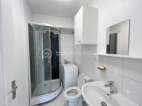 À Nangis centre-ville proche gare ( direction Paris-Est à 45 min) , découvrez cette bâtisse  pleine de charme spéciale investisseur!!! avec rafraîchissement  .  Cette grande maison est divisé en plusieurs logent dont  1 type 4 de 76 M2 , 1 type 3 de 62 M2  et  3 type studio de 19 M2 , 24 M2 , 22 M2 . Un compteur sera à installer dans chaque logement .  Le véritable coup de cœur  pour investir dans l'immobilier ? . Cette maison, c'est l'équilibre parfait entre confort, fonctionnalité et cadre de vie. Et si c'était à Nangis que vous écriviez le prochain chapitre de votre histoire ?