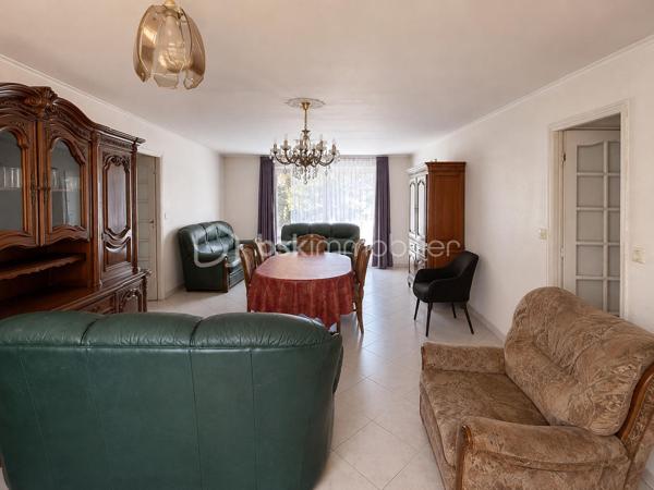 À Nangis centre-ville proche gare ( direction Paris-Est à 45 min) , découvrez cette bâtisse  pleine de charme spéciale investisseur!!! avec rafraîchissement  .  Cette grande maison est divisé en plusieurs logent dont  1 type 4 de 76 M2 , 1 type 3 de 62 M2  et  3 type studio de 19 M2 , 24 M2 , 22 M2 . Un compteur sera à installer dans chaque logement .  Le véritable coup de cœur  pour investir dans l'immobilier ? . Cette maison, c'est l'équilibre parfait entre confort, fonctionnalité et cadre de vie. Et si c'était à Nangis que vous écriviez le prochain chapitre de votre histoire ?