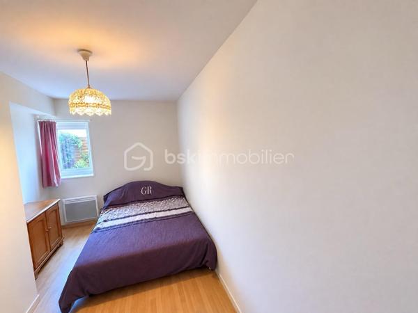 À Nangis centre-ville proche gare ( direction Paris-Est à 45 min) , découvrez cette bâtisse  pleine de charme spéciale investisseur!!! avec rafraîchissement  .  Cette grande maison est divisé en plusieurs logent dont  1 type 4 de 76 M2 , 1 type 3 de 62 M2  et  3 type studio de 19 M2 , 24 M2 , 22 M2 . Un compteur sera à installer dans chaque logement .  Le véritable coup de cœur  pour investir dans l'immobilier ? . Cette maison, c'est l'équilibre parfait entre confort, fonctionnalité et cadre de vie. Et si c'était à Nangis que vous écriviez le prochain chapitre de votre histoire ?