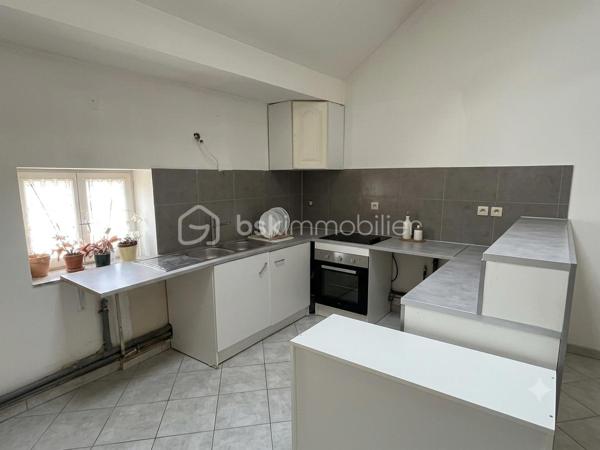 À Nangis centre-ville proche gare ( direction Paris-Est à 45 min) , découvrez cette bâtisse  pleine de charme spéciale investisseur!!! avec rafraîchissement  .  Cette grande maison est divisé en plusieurs logent dont  1 type 4 de 76 M2 , 1 type 3 de 62 M2  et  3 type studio de 19 M2 , 24 M2 , 22 M2 . Un compteur sera à installer dans chaque logement .  Le véritable coup de cœur  pour investir dans l'immobilier ? . Cette maison, c'est l'équilibre parfait entre confort, fonctionnalité et cadre de vie. Et si c'était à Nangis que vous écriviez le prochain chapitre de votre histoire ?