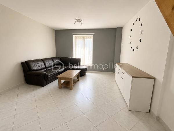 À Nangis centre-ville proche gare ( direction Paris-Est à 45 min) , découvrez cette bâtisse  pleine de charme spéciale investisseur!!! avec rafraîchissement  .  Cette grande maison est divisé en plusieurs logent dont  1 type 4 de 76 M2 , 1 type 3 de 62 M2  et  3 type studio de 19 M2 , 24 M2 , 22 M2 . Un compteur sera à installer dans chaque logement .  Le véritable coup de cœur  pour investir dans l'immobilier ? . Cette maison, c'est l'équilibre parfait entre confort, fonctionnalité et cadre de vie. Et si c'était à Nangis que vous écriviez le prochain chapitre de votre histoire ?