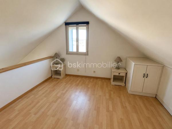 À Nangis centre-ville proche gare ( direction Paris-Est à 45 min) , découvrez cette bâtisse  pleine de charme spéciale investisseur!!! avec rafraîchissement  .  Cette grande maison est divisé en plusieurs logent dont  1 type 4 de 76 M2 , 1 type 3 de 62 M2  et  3 type studio de 19 M2 , 24 M2 , 22 M2 . Un compteur sera à installer dans chaque logement .  Le véritable coup de cœur  pour investir dans l'immobilier ? . Cette maison, c'est l'équilibre parfait entre confort, fonctionnalité et cadre de vie. Et si c'était à Nangis que vous écriviez le prochain chapitre de votre histoire ?