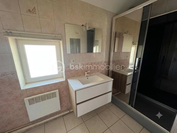 À Nangis centre-ville proche gare ( direction Paris-Est à 45 min) , découvrez cette bâtisse  pleine de charme spéciale investisseur!!! avec rafraîchissement  .  Cette grande maison est divisé en plusieurs logent dont  1 type 4 de 76 M2 , 1 type 3 de 62 M2  et  3 type studio de 19 M2 , 24 M2 , 22 M2 . Un compteur sera à installer dans chaque logement .  Le véritable coup de cœur  pour investir dans l'immobilier ? . Cette maison, c'est l'équilibre parfait entre confort, fonctionnalité et cadre de vie. Et si c'était à Nangis que vous écriviez le prochain chapitre de votre histoire ?