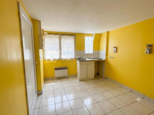 À Nangis centre-ville proche gare ( direction Paris-Est à 45 min) , découvrez cette bâtisse  pleine de charme spéciale investisseur!!! avec rafraîchissement  .  Cette grande maison est divisé en plusieurs logent dont  1 type 4 de 76 M2 , 1 type 3 de 62 M2  et  3 type studio de 19 M2 , 24 M2 , 22 M2 . Un compteur sera à installer dans chaque logement .  Le véritable coup de cœur  pour investir dans l'immobilier ? . Cette maison, c'est l'équilibre parfait entre confort, fonctionnalité et cadre de vie. Et si c'était à Nangis que vous écriviez le prochain chapitre de votre histoire ?