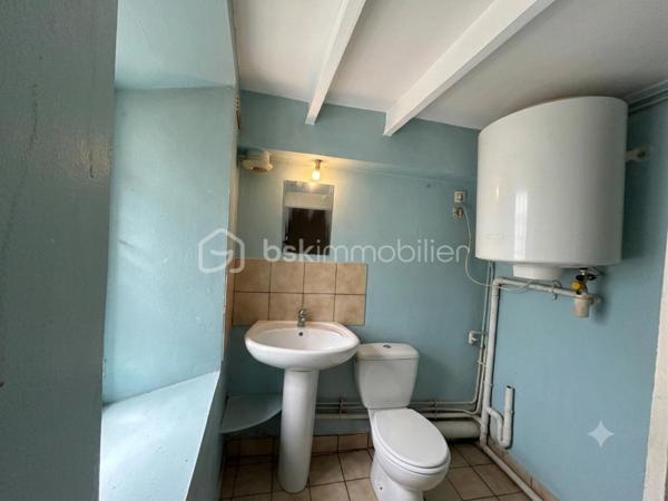 À Nangis centre-ville proche gare ( direction Paris-Est à 45 min) , découvrez cette bâtisse  pleine de charme spéciale investisseur!!! avec rafraîchissement  .  Cette grande maison est divisé en plusieurs logent dont  1 type 4 de 76 M2 , 1 type 3 de 62 M2  et  3 type studio de 19 M2 , 24 M2 , 22 M2 . Un compteur sera à installer dans chaque logement .  Le véritable coup de cœur  pour investir dans l'immobilier ? . Cette maison, c'est l'équilibre parfait entre confort, fonctionnalité et cadre de vie. Et si c'était à Nangis que vous écriviez le prochain chapitre de votre histoire ?