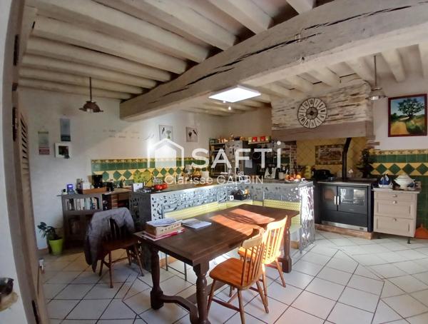 Belle maison en pierres rénovée  avec 4 chambres, 8 hectares de terre et 2 bâtiments agricoles pour élevage