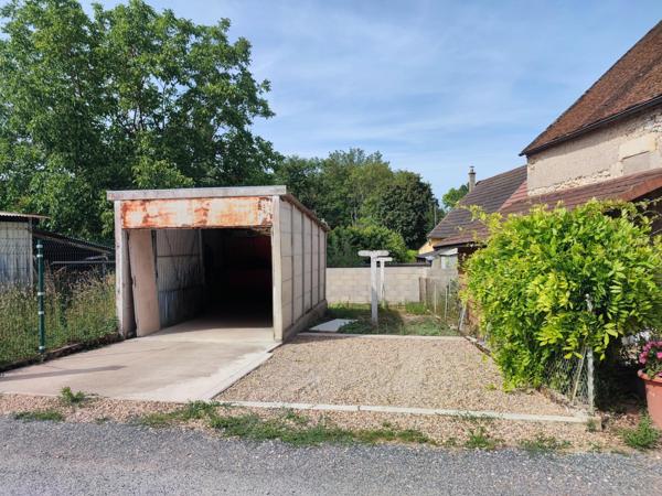 Maison entièrement refaite à neuf deux chambres, garage, place de parking
