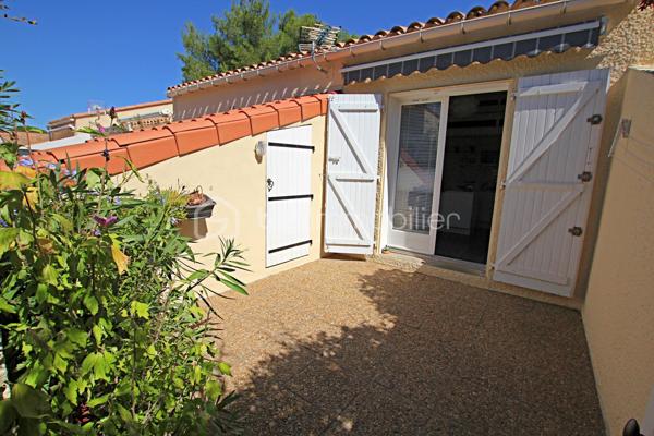 Villa de Vacances à Sainte-Marie-la-Mer Plage
Découvrez cette charmante villa de vacances, de type 3 d’une superficie de 43m² utiles entièrement rénovée et meublée, idéale pour un séjour tout confort à proximité de la plage.
Caractéristiques principales :
Localisation : Sainte-Marie-la-Mer Plage, dans un cadre agréable et proche de la mer.
Confort : Entièrement rénovée, meublée et climatisation réversible pour votre bien-être en toute saison.
Extérieur : Belle terrasse exposée Ouest, parfaite pour profiter du soleil, accompagnée d'un cabanon de rangement pratique.
Stationnement : Un parking privé inclus.
Agencement de la maison :
Rez-de-chaussée :
Un séjour lumineux avec cuisine aménagée.
Une première chambre confortable.
Une salle d'eau moderne avec WC.
À l'étage :
Un coin mezzanine chaleureux.
Une seconde chambre mansardée.
Coup de cœur assuré ! Une villa très coquette, soignée et prête à vous accueillir pour de superbes moments de détente en famille ou entre amis.
N'hésitez pas à me contacter pour de plus amples informations.
Avis de valeur OFFERT pour tout projet de vente dans les Pyrénées Orientales.