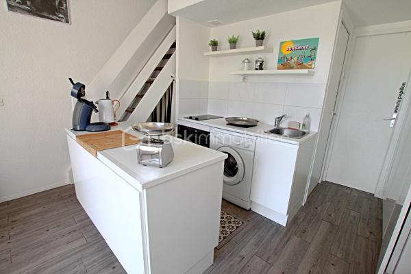 Villa de Vacances à Sainte-Marie-la-Mer Plage
Découvrez cette charmante villa de vacances, de type 3 d’une superficie de 43m² utiles entièrement rénovée et meublée, idéale pour un séjour tout confort à proximité de la plage.
Caractéristiques principales :
Localisation : Sainte-Marie-la-Mer Plage, dans un cadre agréable et proche de la mer.
Confort : Entièrement rénovée, meublée et climatisation réversible pour votre bien-être en toute saison.
Extérieur : Belle terrasse exposée Ouest, parfaite pour profiter du soleil, accompagnée d'un cabanon de rangement pratique.
Stationnement : Un parking privé inclus.
Agencement de la maison :
Rez-de-chaussée :
Un séjour lumineux avec cuisine aménagée.
Une première chambre confortable.
Une salle d'eau moderne avec WC.
À l'étage :
Un coin mezzanine chaleureux.
Une seconde chambre mansardée.
Coup de cœur assuré ! Une villa très coquette, soignée et prête à vous accueillir pour de superbes moments de détente en famille ou entre amis.
N'hésitez pas à me contacter pour de plus amples informations.
Avis de valeur OFFERT pour tout projet de vente dans les Pyrénées Orientales.