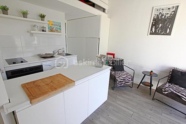Villa de Vacances à Sainte-Marie-la-Mer Plage
Découvrez cette charmante villa de vacances, de type 3 d’une superficie de 43m² utiles entièrement rénovée et meublée, idéale pour un séjour tout confort à proximité de la plage.
Caractéristiques principales :
Localisation : Sainte-Marie-la-Mer Plage, dans un cadre agréable et proche de la mer.
Confort : Entièrement rénovée, meublée et climatisation réversible pour votre bien-être en toute saison.
Extérieur : Belle terrasse exposée Ouest, parfaite pour profiter du soleil, accompagnée d'un cabanon de rangement pratique.
Stationnement : Un parking privé inclus.
Agencement de la maison :
Rez-de-chaussée :
Un séjour lumineux avec cuisine aménagée.
Une première chambre confortable.
Une salle d'eau moderne avec WC.
À l'étage :
Un coin mezzanine chaleureux.
Une seconde chambre mansardée.
Coup de cœur assuré ! Une villa très coquette, soignée et prête à vous accueillir pour de superbes moments de détente en famille ou entre amis.
N'hésitez pas à me contacter pour de plus amples informations.
Avis de valeur OFFERT pour tout projet de vente dans les Pyrénées Orientales.