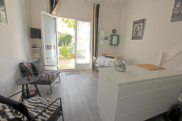 Villa de Vacances à Sainte-Marie-la-Mer Plage
Découvrez cette charmante villa de vacances, de type 3 d’une superficie de 43m² utiles entièrement rénovée et meublée, idéale pour un séjour tout confort à proximité de la plage.
Caractéristiques principales :
Localisation : Sainte-Marie-la-Mer Plage, dans un cadre agréable et proche de la mer.
Confort : Entièrement rénovée, meublée et climatisation réversible pour votre bien-être en toute saison.
Extérieur : Belle terrasse exposée Ouest, parfaite pour profiter du soleil, accompagnée d'un cabanon de rangement pratique.
Stationnement : Un parking privé inclus.
Agencement de la maison :
Rez-de-chaussée :
Un séjour lumineux avec cuisine aménagée.
Une première chambre confortable.
Une salle d'eau moderne avec WC.
À l'étage :
Un coin mezzanine chaleureux.
Une seconde chambre mansardée.
Coup de cœur assuré ! Une villa très coquette, soignée et prête à vous accueillir pour de superbes moments de détente en famille ou entre amis.
N'hésitez pas à me contacter pour de plus amples informations.
Avis de valeur OFFERT pour tout projet de vente dans les Pyrénées Orientales.