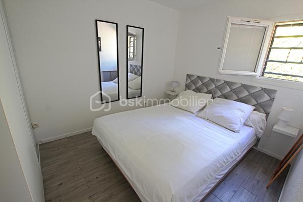 Villa de Vacances à Sainte-Marie-la-Mer Plage
Découvrez cette charmante villa de vacances, de type 3 d’une superficie de 43m² utiles entièrement rénovée et meublée, idéale pour un séjour tout confort à proximité de la plage.
Caractéristiques principales :
Localisation : Sainte-Marie-la-Mer Plage, dans un cadre agréable et proche de la mer.
Confort : Entièrement rénovée, meublée et climatisation réversible pour votre bien-être en toute saison.
Extérieur : Belle terrasse exposée Ouest, parfaite pour profiter du soleil, accompagnée d'un cabanon de rangement pratique.
Stationnement : Un parking privé inclus.
Agencement de la maison :
Rez-de-chaussée :
Un séjour lumineux avec cuisine aménagée.
Une première chambre confortable.
Une salle d'eau moderne avec WC.
À l'étage :
Un coin mezzanine chaleureux.
Une seconde chambre mansardée.
Coup de cœur assuré ! Une villa très coquette, soignée et prête à vous accueillir pour de superbes moments de détente en famille ou entre amis.
N'hésitez pas à me contacter pour de plus amples informations.
Avis de valeur OFFERT pour tout projet de vente dans les Pyrénées Orientales.