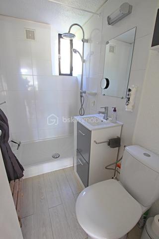 Villa de Vacances à Sainte-Marie-la-Mer Plage
Découvrez cette charmante villa de vacances, de type 3 d’une superficie de 43m² utiles entièrement rénovée et meublée, idéale pour un séjour tout confort à proximité de la plage.
Caractéristiques principales :
Localisation : Sainte-Marie-la-Mer Plage, dans un cadre agréable et proche de la mer.
Confort : Entièrement rénovée, meublée et climatisation réversible pour votre bien-être en toute saison.
Extérieur : Belle terrasse exposée Ouest, parfaite pour profiter du soleil, accompagnée d'un cabanon de rangement pratique.
Stationnement : Un parking privé inclus.
Agencement de la maison :
Rez-de-chaussée :
Un séjour lumineux avec cuisine aménagée.
Une première chambre confortable.
Une salle d'eau moderne avec WC.
À l'étage :
Un coin mezzanine chaleureux.
Une seconde chambre mansardée.
Coup de cœur assuré ! Une villa très coquette, soignée et prête à vous accueillir pour de superbes moments de détente en famille ou entre amis.
N'hésitez pas à me contacter pour de plus amples informations.
Avis de valeur OFFERT pour tout projet de vente dans les Pyrénées Orientales.