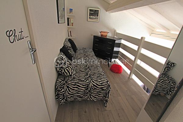 Villa de Vacances à Sainte-Marie-la-Mer Plage
Découvrez cette charmante villa de vacances, de type 3 d’une superficie de 43m² utiles entièrement rénovée et meublée, idéale pour un séjour tout confort à proximité de la plage.
Caractéristiques principales :
Localisation : Sainte-Marie-la-Mer Plage, dans un cadre agréable et proche de la mer.
Confort : Entièrement rénovée, meublée et climatisation réversible pour votre bien-être en toute saison.
Extérieur : Belle terrasse exposée Ouest, parfaite pour profiter du soleil, accompagnée d'un cabanon de rangement pratique.
Stationnement : Un parking privé inclus.
Agencement de la maison :
Rez-de-chaussée :
Un séjour lumineux avec cuisine aménagée.
Une première chambre confortable.
Une salle d'eau moderne avec WC.
À l'étage :
Un coin mezzanine chaleureux.
Une seconde chambre mansardée.
Coup de cœur assuré ! Une villa très coquette, soignée et prête à vous accueillir pour de superbes moments de détente en famille ou entre amis.
N'hésitez pas à me contacter pour de plus amples informations.
Avis de valeur OFFERT pour tout projet de vente dans les Pyrénées Orientales.