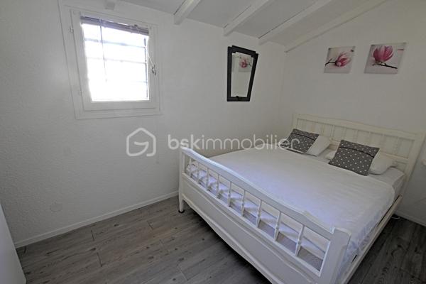 Villa de Vacances à Sainte-Marie-la-Mer Plage
Découvrez cette charmante villa de vacances, de type 3 d’une superficie de 43m² utiles entièrement rénovée et meublée, idéale pour un séjour tout confort à proximité de la plage.
Caractéristiques principales :
Localisation : Sainte-Marie-la-Mer Plage, dans un cadre agréable et proche de la mer.
Confort : Entièrement rénovée, meublée et climatisation réversible pour votre bien-être en toute saison.
Extérieur : Belle terrasse exposée Ouest, parfaite pour profiter du soleil, accompagnée d'un cabanon de rangement pratique.
Stationnement : Un parking privé inclus.
Agencement de la maison :
Rez-de-chaussée :
Un séjour lumineux avec cuisine aménagée.
Une première chambre confortable.
Une salle d'eau moderne avec WC.
À l'étage :
Un coin mezzanine chaleureux.
Une seconde chambre mansardée.
Coup de cœur assuré ! Une villa très coquette, soignée et prête à vous accueillir pour de superbes moments de détente en famille ou entre amis.
N'hésitez pas à me contacter pour de plus amples informations.
Avis de valeur OFFERT pour tout projet de vente dans les Pyrénées Orientales.