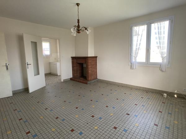 Maison des années 60 à rénover – Fort potentiel en plein centre bourg