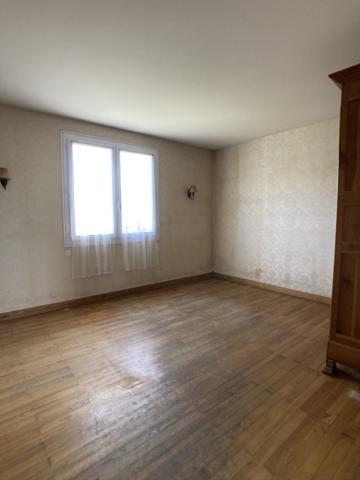 Maison des années 60 à rénover – Fort potentiel en plein centre bourg