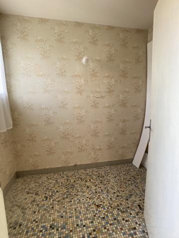 Maison des années 60 à rénover – Fort potentiel en plein centre bourg