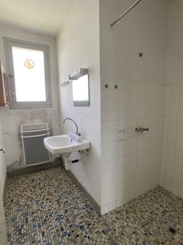 Maison des années 60 à rénover – Fort potentiel en plein centre bourg