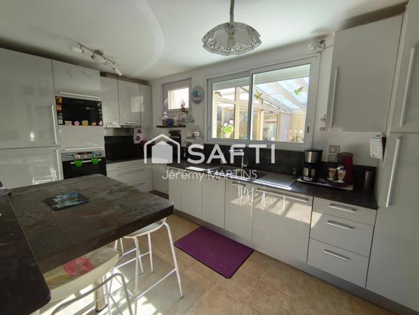 Maison avec piscine sur les hauteurs