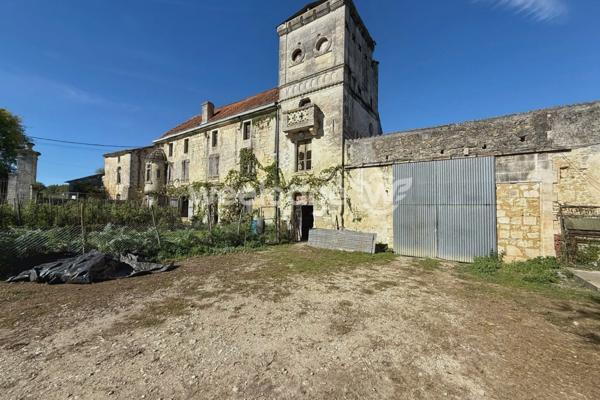 Maison à vendre 11 pièces de 536,4 m² à Puymoyen