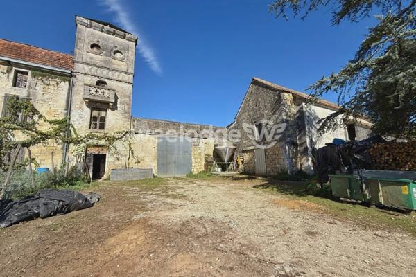 Maison à vendre 11 pièces de 536,4 m² à Puymoyen