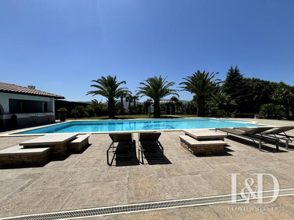 PROPRIÉTÉ AVEC PISCINE VUE DÉGAGÉE SUR LA RHUNE