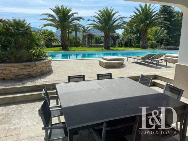 PROPRIÉTÉ AVEC PISCINE VUE DÉGAGÉE SUR LA RHUNE