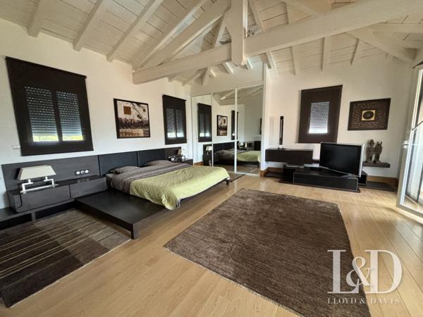 PROPRIÉTÉ AVEC PISCINE VUE DÉGAGÉE SUR LA RHUNE