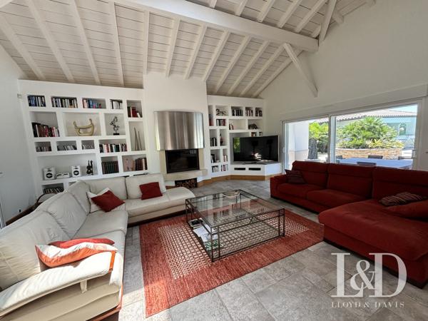 PROPRIÉTÉ AVEC PISCINE VUE DÉGAGÉE SUR LA RHUNE