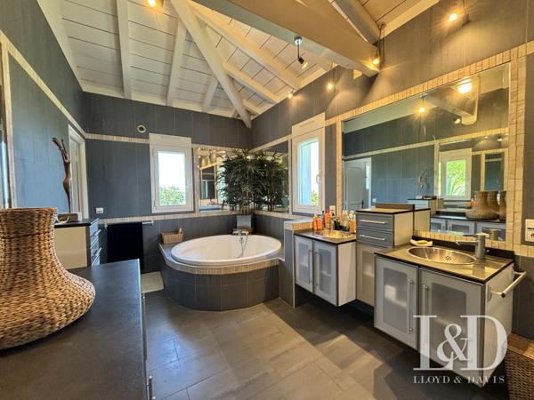 PROPRIÉTÉ AVEC PISCINE VUE DÉGAGÉE SUR LA RHUNE