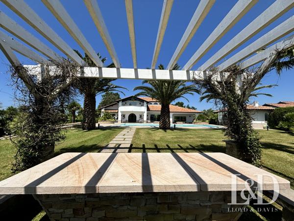 PROPRIÉTÉ AVEC PISCINE VUE DÉGAGÉE SUR LA RHUNE