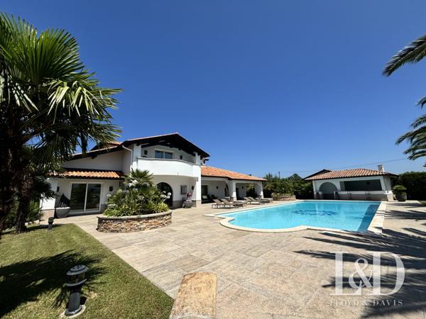 PROPRIÉTÉ AVEC PISCINE VUE DÉGAGÉE SUR LA RHUNE