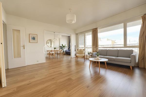 À environ 10 minutes à pied de la gare de Cergy-Préfecture (RER A et ligne L), découvrez cet appartement traversant de 101 m² situé au 6ᵉ étage avec ascenseur, au sein d’une résidence avec gardien.

L’appartement se compose d’une entrée avec placard, d’un grand salon lumineux de 31 m² , d’une cuisine aménagée et équipée, de trois chambres dont 2 de 16 m², d’un dressing, d’une salle d’eau et de WC séparés.

Grâce à sa double exposition Est/Ouest et à ses larges ouvertures, l’appartement bénéficie d’une belle luminosité tout au long de la journée. Le salon donne accès à un balcon de 6 m² offrant une vue dégagée.

Une cave, un box en sous-sol et une place de stationnement extérieure complètent ce bien.

Le chauffage, l’eau chaude et l’eau froide sont compris dans les charges de copropriété.

La gare de Cergy-Préfecture (RER A et ligne L), les écoles, les commerces de proximité ainsi que le centre commercial Les 3 Fontaines sont accessibles à pied
