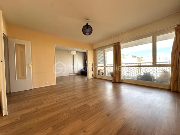 À environ 10 minutes à pied de la gare de Cergy-Préfecture (RER A et ligne L), découvrez cet appartement traversant de 101 m² situé au 6ᵉ étage avec ascenseur, au sein d’une résidence avec gardien.

L’appartement se compose d’une entrée avec placard, d’un grand salon lumineux de 31 m² , d’une cuisine aménagée et équipée, de trois chambres dont 2 de 16 m², d’un dressing, d’une salle d’eau et de WC séparés.

Grâce à sa double exposition Est/Ouest et à ses larges ouvertures, l’appartement bénéficie d’une belle luminosité tout au long de la journée. Le salon donne accès à un balcon de 6 m² offrant une vue dégagée.

Une cave, un box en sous-sol et une place de stationnement extérieure complètent ce bien.

Le chauffage, l’eau chaude et l’eau froide sont compris dans les charges de copropriété.

La gare de Cergy-Préfecture (RER A et ligne L), les écoles, les commerces de proximité ainsi que le centre commercial Les 3 Fontaines sont accessibles à pied