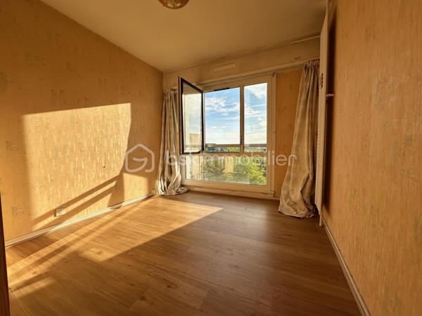 À environ 10 minutes à pied de la gare de Cergy-Préfecture (RER A et ligne L), découvrez cet appartement traversant de 101 m² situé au 6ᵉ étage avec ascenseur, au sein d’une résidence avec gardien.

L’appartement se compose d’une entrée avec placard, d’un grand salon lumineux de 31 m² , d’une cuisine aménagée et équipée, de trois chambres dont 2 de 16 m², d’un dressing, d’une salle d’eau et de WC séparés.

Grâce à sa double exposition Est/Ouest et à ses larges ouvertures, l’appartement bénéficie d’une belle luminosité tout au long de la journée. Le salon donne accès à un balcon de 6 m² offrant une vue dégagée.

Une cave, un box en sous-sol et une place de stationnement extérieure complètent ce bien.

Le chauffage, l’eau chaude et l’eau froide sont compris dans les charges de copropriété.

La gare de Cergy-Préfecture (RER A et ligne L), les écoles, les commerces de proximité ainsi que le centre commercial Les 3 Fontaines sont accessibles à pied