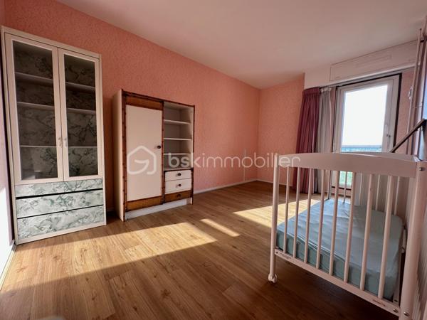 À environ 10 minutes à pied de la gare de Cergy-Préfecture (RER A et ligne L), découvrez cet appartement traversant de 101 m² situé au 6ᵉ étage avec ascenseur, au sein d’une résidence avec gardien.

L’appartement se compose d’une entrée avec placard, d’un grand salon lumineux de 31 m² , d’une cuisine aménagée et équipée, de trois chambres dont 2 de 16 m², d’un dressing, d’une salle d’eau et de WC séparés.

Grâce à sa double exposition Est/Ouest et à ses larges ouvertures, l’appartement bénéficie d’une belle luminosité tout au long de la journée. Le salon donne accès à un balcon de 6 m² offrant une vue dégagée.

Une cave, un box en sous-sol et une place de stationnement extérieure complètent ce bien.

Le chauffage, l’eau chaude et l’eau froide sont compris dans les charges de copropriété.

La gare de Cergy-Préfecture (RER A et ligne L), les écoles, les commerces de proximité ainsi que le centre commercial Les 3 Fontaines sont accessibles à pied