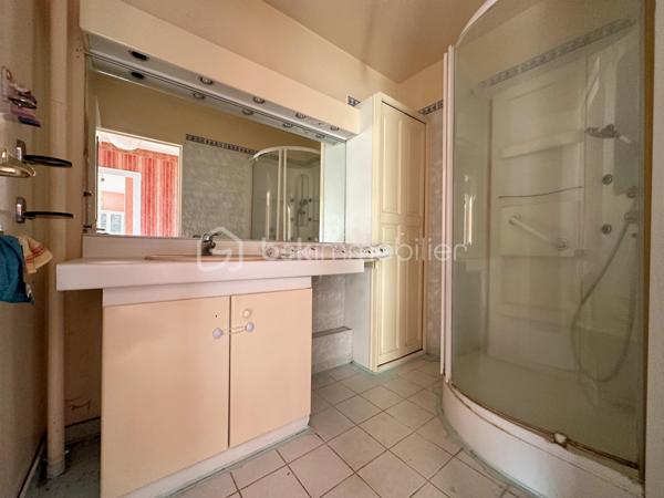 À environ 10 minutes à pied de la gare de Cergy-Préfecture (RER A et ligne L), découvrez cet appartement traversant de 101 m² situé au 6ᵉ étage avec ascenseur, au sein d’une résidence avec gardien.

L’appartement se compose d’une entrée avec placard, d’un grand salon lumineux de 31 m² , d’une cuisine aménagée et équipée, de trois chambres dont 2 de 16 m², d’un dressing, d’une salle d’eau et de WC séparés.

Grâce à sa double exposition Est/Ouest et à ses larges ouvertures, l’appartement bénéficie d’une belle luminosité tout au long de la journée. Le salon donne accès à un balcon de 6 m² offrant une vue dégagée.

Une cave, un box en sous-sol et une place de stationnement extérieure complètent ce bien.

Le chauffage, l’eau chaude et l’eau froide sont compris dans les charges de copropriété.

La gare de Cergy-Préfecture (RER A et ligne L), les écoles, les commerces de proximité ainsi que le centre commercial Les 3 Fontaines sont accessibles à pied