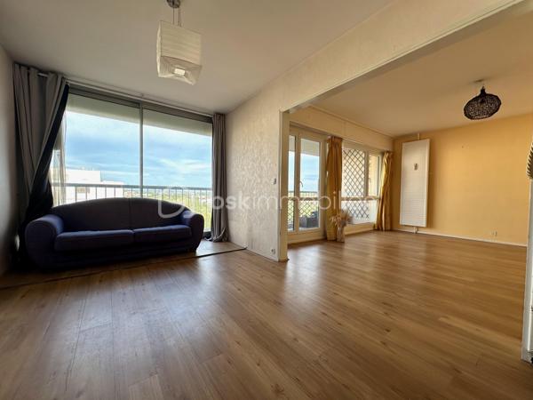 À environ 10 minutes à pied de la gare de Cergy-Préfecture (RER A et ligne L), découvrez cet appartement traversant de 101 m² situé au 6ᵉ étage avec ascenseur, au sein d’une résidence avec gardien.

L’appartement se compose d’une entrée avec placard, d’un grand salon lumineux de 31 m² , d’une cuisine aménagée et équipée, de trois chambres dont 2 de 16 m², d’un dressing, d’une salle d’eau et de WC séparés.

Grâce à sa double exposition Est/Ouest et à ses larges ouvertures, l’appartement bénéficie d’une belle luminosité tout au long de la journée. Le salon donne accès à un balcon de 6 m² offrant une vue dégagée.

Une cave, un box en sous-sol et une place de stationnement extérieure complètent ce bien.

Le chauffage, l’eau chaude et l’eau froide sont compris dans les charges de copropriété.

La gare de Cergy-Préfecture (RER A et ligne L), les écoles, les commerces de proximité ainsi que le centre commercial Les 3 Fontaines sont accessibles à pied